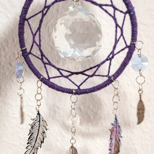 kleiner Sonnenfänger Suncatcher Traumfänger Regenbogenkristall Kristall Regenbogenmacher FEDER Federn lila Boho Bild 1