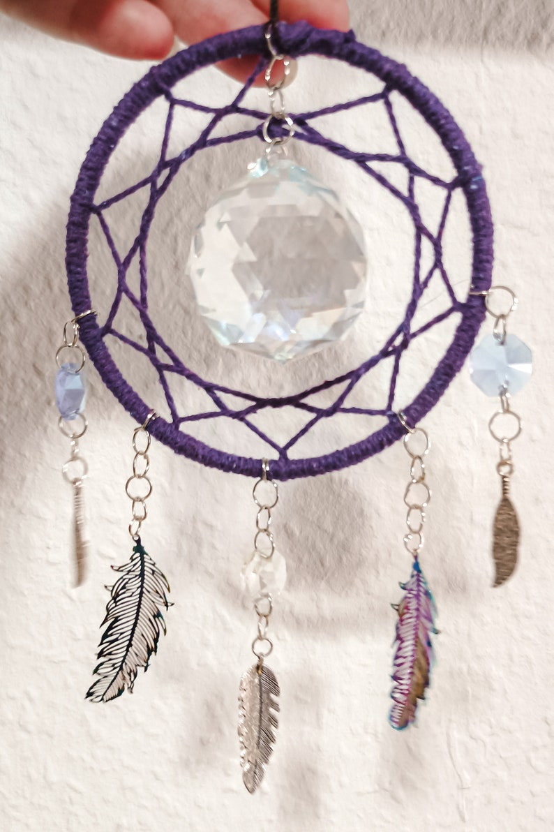 kleiner Sonnenfänger Suncatcher Traumfänger Regenbogenkristall Kristall Regenbogenmacher FEDER Federn lila Boho Bild 1