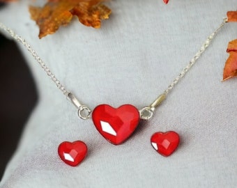 Rer coeur . Parure de bijoux en forme de coeur Swarovski. Argent sterling. Cristal Swarovski. Boucles d'oreilles et collier. Parure de bijoux rouge écarlate