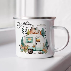Personalisierte Emaille Tasse mit Camping-Motiv, Outdoor Abenteuer Becher, Geschenk für Camper, Naturfreunde Kaffeetasse, Wunsch Name