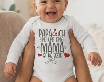 Muttertag Geschenk | Babybody mit Spruch für Jungen Mädchen Unisex Langarm Papa & ich sind uns einig Mama ist die Beste | made in Germany