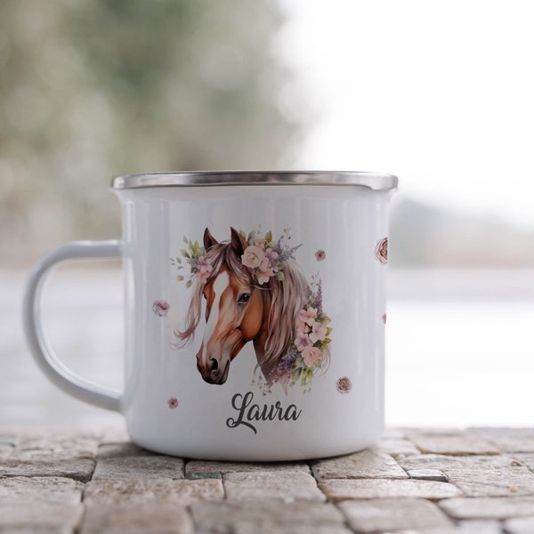 Emaille Tasse mit Pferdemotiv, Personalisierte Tasse für Pferdeliebhaber, Geschenkidee mit Blumen und Hufeisen, mit Wunschnamen