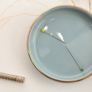 Elegante Nadelschale mit Magnet, Nadel Kissen mit Goldrand aus Keramik, magnetischer Nadeln Sammler Magnetschale blau