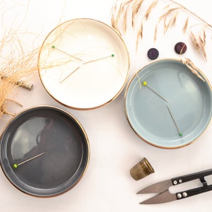 Elegante Nadelschale mit Magnet, Nadel Kissen mit Goldrand aus Keramik, magnetischer Nadeln Sammler Bild 1