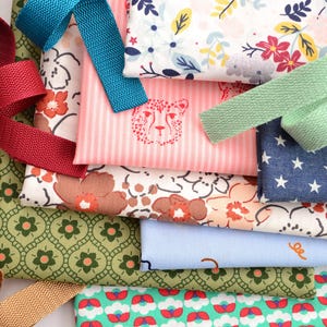 Lot de tissu en coton, 3,5 m de tissu avec sangle, ensemble de chutes de tissu pour la confection de sacs, pochettes, coussins et décorations.