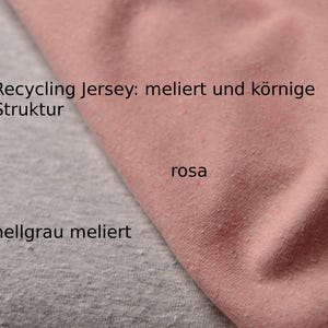 K&ouml;nnte beinhalten: Ein St&uuml;ck rosa Jersey-Stoff mit k&ouml;rniger Struktur, das &uuml;ber einem hellgrau melierten Jersey-Stoff liegt. Der Text auf dem Bild lautet: Recycling Jersey: meliert und k&ouml;rnige Struktur, rosa, und hellgrau meliert.