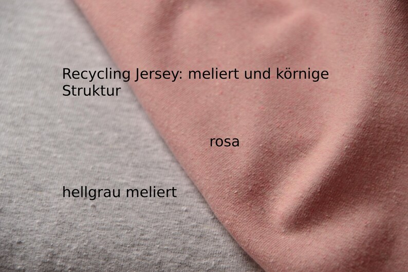 K&ouml;nnte beinhalten: Ein St&uuml;ck rosa Jersey-Stoff mit k&ouml;rniger Struktur, das &uuml;ber einem hellgrau melierten Jersey-Stoff liegt. Der Text auf dem Bild lautet: Recycling Jersey: meliert und k&ouml;rnige Struktur, rosa, und hellgrau meliert.