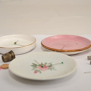 Elegante Nadelschale mit Magnet, Nadel Kissen mit Goldrand aus Keramik, magnetischer Nadeln Sammler Bild 8