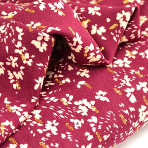 Viskose Stoff mit Lurex Dobbyeffekt Dunkelrot mit Blumen Eleganter Glitzerstoff Meterware Fließende Webware für Kleider Blusen