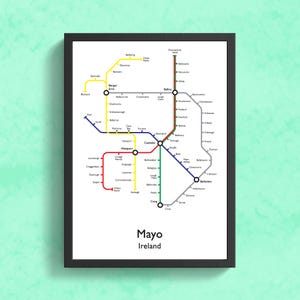 Puede incluir: Un mapa estilizado del condado de Mayo, Irlanda, con un diseño de estilo metro. El mapa presenta una red de líneas que conectan varias ciudades y pueblos del condado, con cada línea representada por un color diferente. El mapa está enmarcado en negro y tiene las palabras "Mayo Irlanda" impresas en la parte inferior.