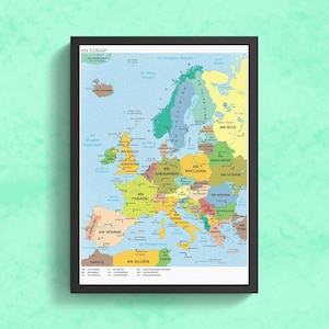 Pu&ograve; includere: Una mappa colorata dell'Europa con i nomi dei paesi in gaelico irlandese. La mappa &egrave; incorniciata in nero e ha uno sfondo blu chiaro. I paesi sono colorati in tonalit&agrave; di verde, giallo, arancione e marrone.