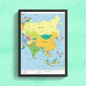 Może przedstawiać: Mapa Azji z granicami państw i nazwami w języku angielskim i irlandzkim. Mapa jest oprawiona w czarną ramkę i ma jasnoniebieskie tło. Kraje są kolorowe w odcieniach ż&oacute;łtego, zielonego, pomarańczowego i brązowego.