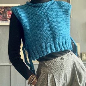 Gilet pull court en grosse maille fendue sur les côtés