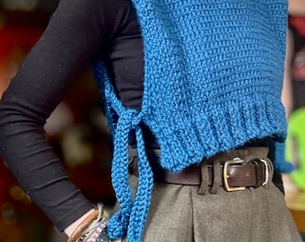 Chunky knit split side cropped sweater vest