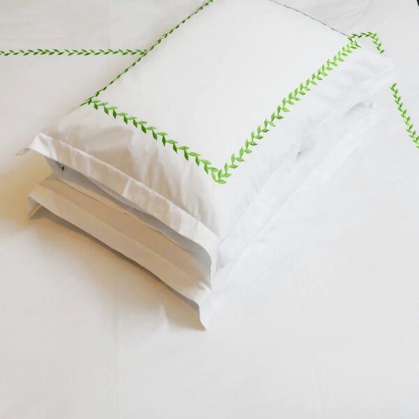 Blanc avec vert printanier - Sateen de coton, lin pur, mélange de coton lin | Ensemble de housse de couette à bords brodés 3 pièces | Fait à la main | Pré lavé