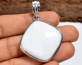 Colgante de coral blanco con forma de cojín: joyería de diseño hecha a mano en plata de ley 925.