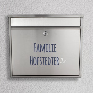 May include: A silver mailbox with a white anchor and the text "Familie Hofstedter" in blue lettering.
