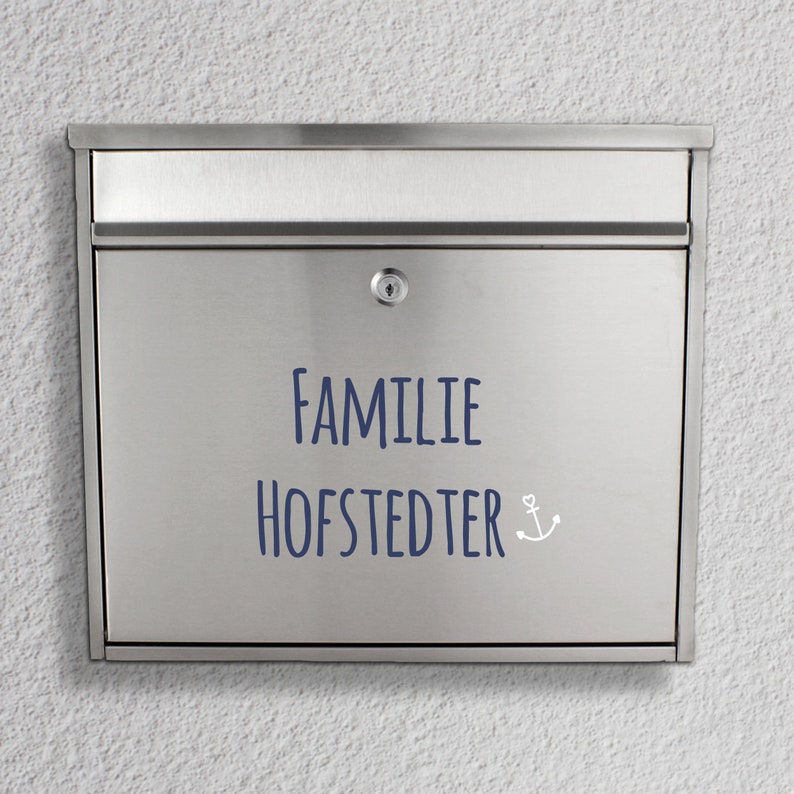 May include: A silver mailbox with a white anchor and the text "Familie Hofstedter" in blue lettering.