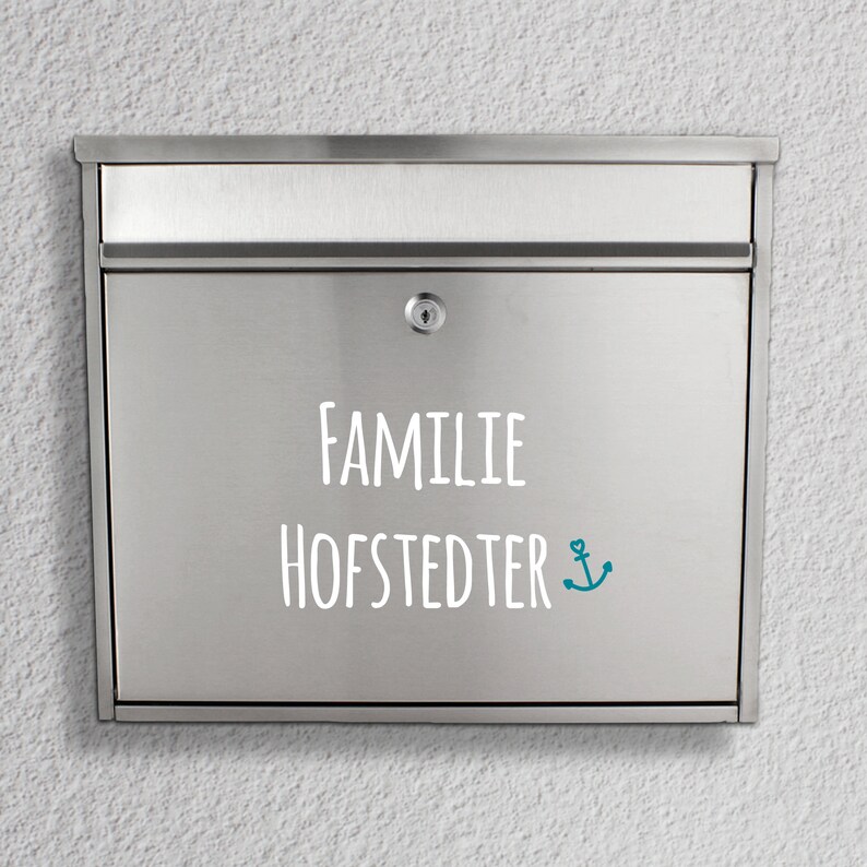 May include: A silver mailbox with the text "Familie Hofstedter" and a blue anchor symbol.