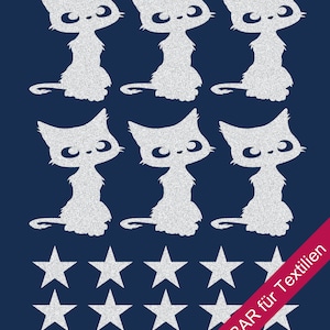 Könnte beinhalten: Eine Bogen mit sechs reflektierenden Katzen und zehn Sternen. Die Katzen und Sterne sind silbern und glitzern. Der Text "AUFBÜGELBAR für Textilien" ist in Rot auf blauem Hintergrund gedruckt. Der Text unter den Bildern lautet "Je 6 Kätzchen in 4,5 x 6 cm und 10 Sterne in 2 x 2 cm."