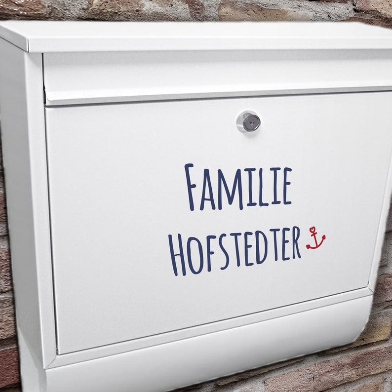 May include: White mailbox with a blue and red sticker that says "Familie Hofstedter" with an anchor symbol.