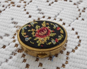 Vintage Pillendose Tablettendose Metall goldfarben, Petit Point Stickerei bunte Blumen 60er/70er Jahre, ovale, kleine vintage Pillenbox