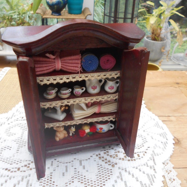 Vintage Schrank für die Puppenstube Holz Kirschbaum Wohnzimmer Schrank Kleiderschrank Puppen mit Zubehör