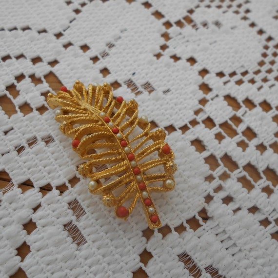 Vintage Brosche goldfarben Blatt mit kleinen Perlen Modeschmuck 70er Jahre Modeschmuck Brosche goldfarben koralle