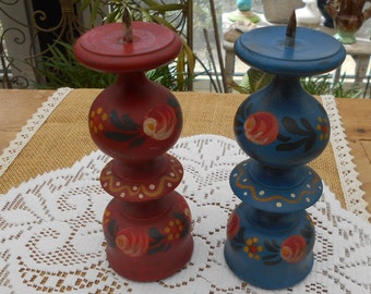 2 Vintage Kerzenständer Kerzenhalter Holz gedrechselt mit Bauernmalerei handbemalt Landhaus Blumen rot blau