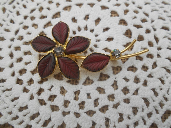 NEUE HERAUSRAGENDE VINTAGE STIL KRANZ BROSCHE MIT ROTEN STRASS ANTIK BROSCHE UK NEUE HERAUSRAGENDE VINTAGE STIL KRANZ BROSCHE MIT ROTEN STRASS ANTIK BROSCHE UK