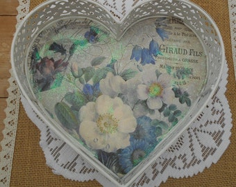 UPCYCLING Deko Tablett Herz Metall weiß Decoupage Blumen blau weiß nostalgisch retro