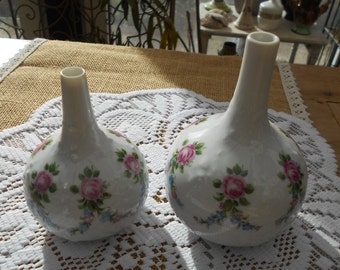 2 kleine Vintage Vasen Lichte Wallendorf Porzellan 1764 Rosen Dekor Relief shabby chic nostalgisch Mitte 60er Jahre