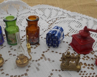 Zauberhafte Vintage Deko Miniaturen Konvolut für die Puppenstube Petroleum Lampen Flaschen Handtücher, Kaffeemühle