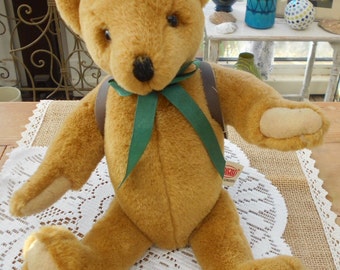 Zauberhafter vintage Teddy Teddybär 30cm, von Plüti Sonneberg DDR 90er/2000er Jahre hellbraun mit Schulranzen und grüner Schleife