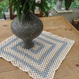 AugustWolke kleine Tischdecke gehäkelt Granny Decke, retro, romantische Decke Häkeldecke weiß blau Bild 4