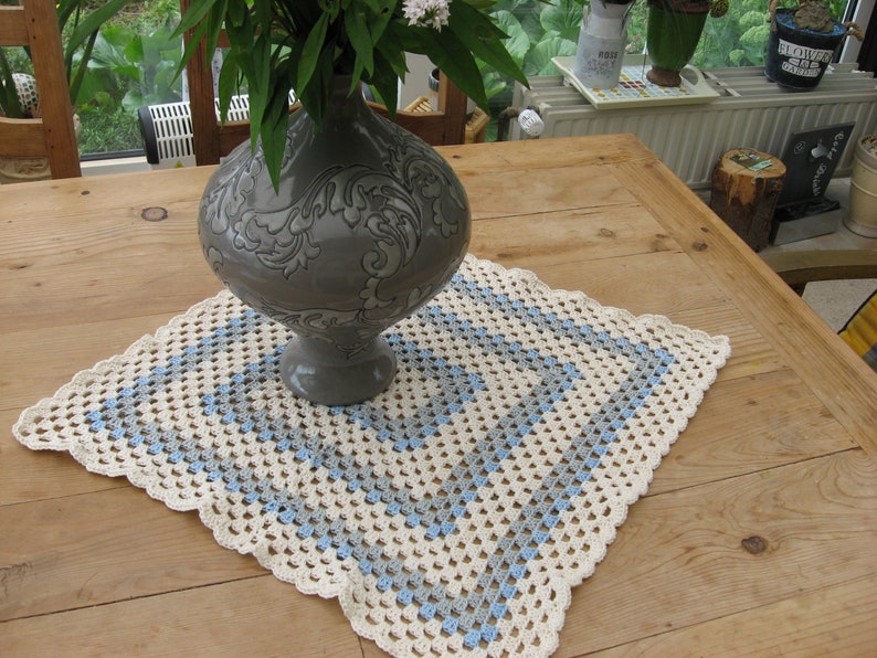 AugustWolke kleine Tischdecke gehäkelt Granny Decke, retro, romantische Decke Häkeldecke weiß blau Bild 4