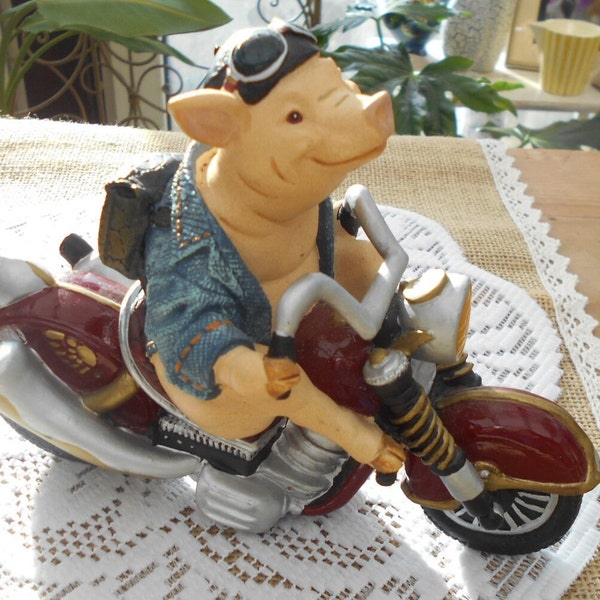 Witzige Vintage Figur Enesco Parastone 1996, Schwein mit Jeans Jacke, Helm, Brille und Rucksack auf einem Motorrad Kunstmasse