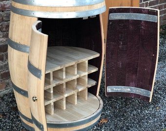 Bar à tonneau à vin avec grandes portes, porte-bouteille et étagère