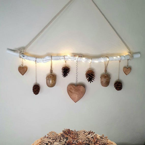 Fensterdeko zum Aufhängen HERBST L. 80 oder 100cm| Hängedeko mit Lichterkette für große Fenster | Deko Ast mit Zapfen & Eicheln-Landhausstil