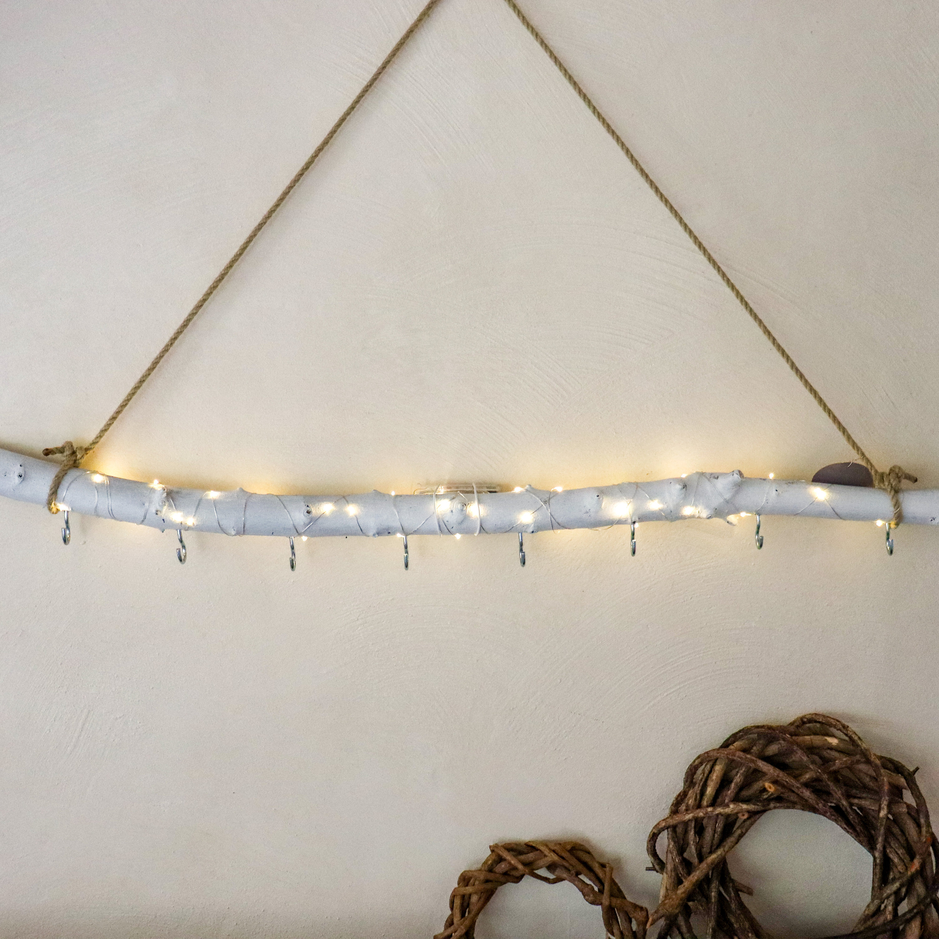 1m Großer Deko Ast zum Aufhängen mit oder ohne LED Lichterkette | Adventskalender Ast | Fensterdeko & Wanddeko beleuchtet hängend