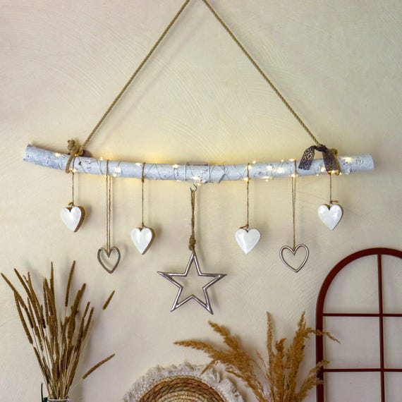 Fensterdeko zum Hängen L80cm - Dekozweig mit/ohne LED Lichterkette | Hängedeko - Dekoast für Fenster beleuchtet mit Stern & Herz Anhänger