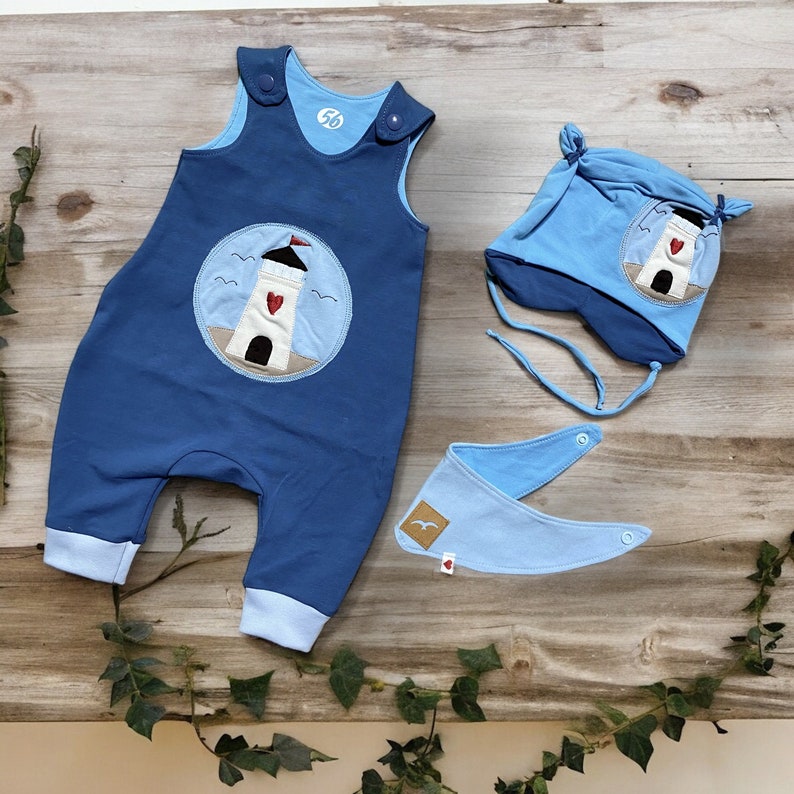 Maritimes Newbornset: Blauer Strampler mit Leuchtturm-Motiv und rotem Herz Bild 1