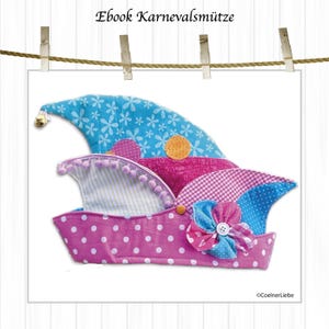 Peut inclure: Un chapeau de jester coloré et multi-motif avec une clochette au bout. Le chapeau est fait de tissu rose, bleu et blanc avec des pois, des rayures et des motifs floraux. Le chapeau a une bordure en pompon rose et un accent de fleur bleue.