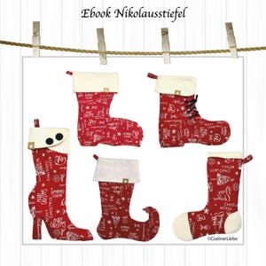Könnte beinhalten: Fünf rote Weihnachtsstrümpfe mit weißen Schriftzügen und einem weißen Bündchen. Die Strümpfe sind mit weihnachtlichen Wörtern und Designs verziert. Die Strümpfe hängen an einer Wäscheleine mit Wäscheklammern.