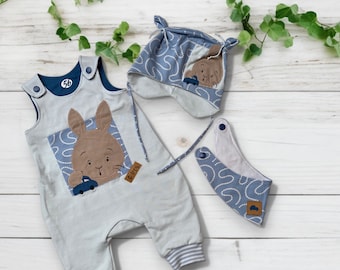 Handgefertigtes Newbornset: blassblauer Strampler mit niedlichem Hasen-Motiv - Perfekt als Geschenk oder für besondere Anlässe!