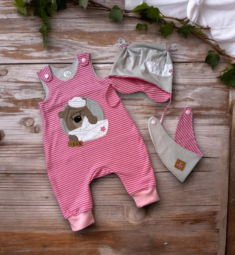 Handgefertigtes Newbornset: pink-rosa gestreift mit braunem Teddy und Segelboot Strampler, Mütze und Halstuch image 1