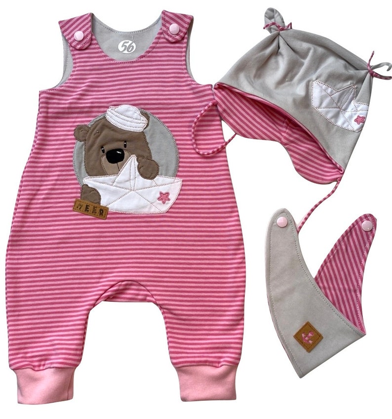 Handgefertigtes Newbornset: pink-rosa gestreift mit braunem Teddy und Segelboot Strampler, Mütze und Halstuch image 2