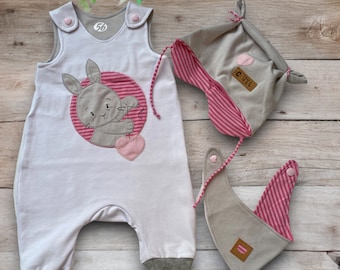 Handgefertigtes Newbornset: weißer Strampler mit niedlichem Hasen-Motiv - Perfekt als Geschenk oder für besondere Anlässe!