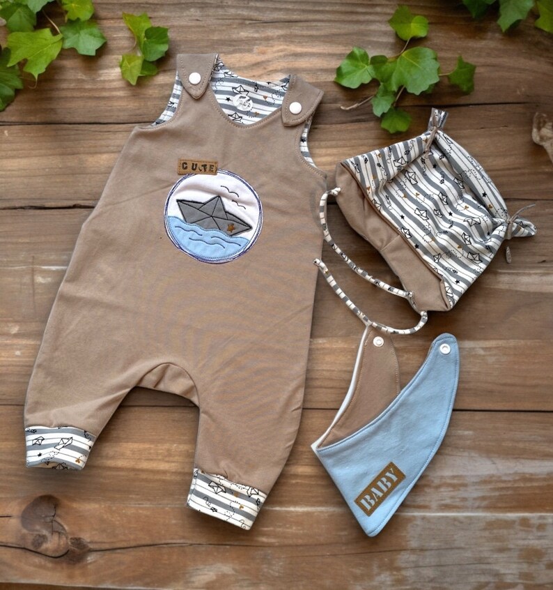 Handgefertigtes Newbornset: beige maritimes Design mit Segelboot Ein besonderes Geschenk Bild 1