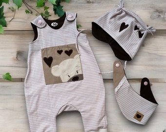 Handgefertigtes Newbornset: rose-weiß gestreifter Strampler mit niedlichem Bär-Motiv - Perfekt als Geschenk oder für besondere Anlässe!